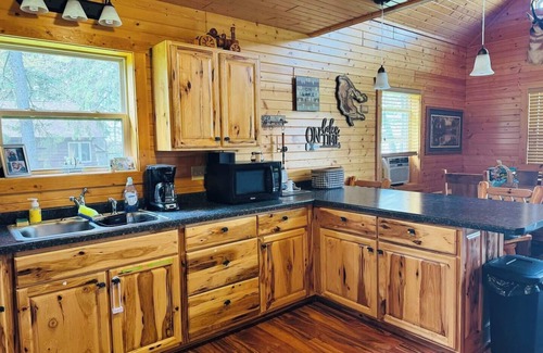 Chippewa Falls Cabina | Cozy family getaway right on Lake Wissota!