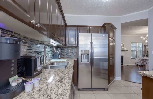 Summerhill Casa | Cozy Family Home Downtown-KingBed-Free Parking-Central