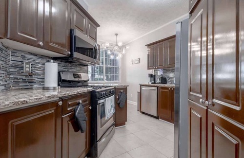 Summerhill Casa | Cozy Family Home Downtown-KingBed-Free Parking-Central
