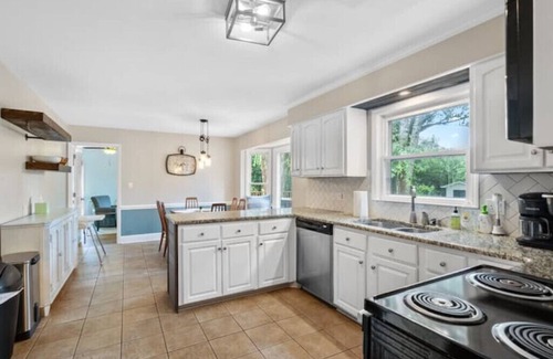 Myers Park Casa | Cozy family home with BABY GEAR in Prime Location
