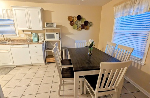 Eggertsville Casa | Cozy family retreat