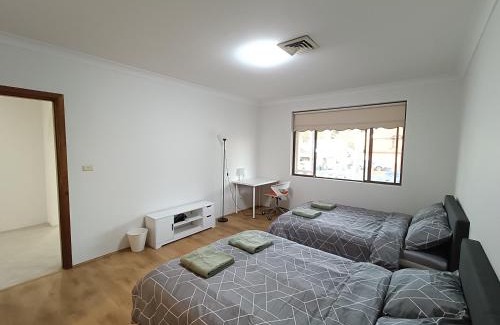 Merrylands Casa | Cozy Family Room with Private Bathroom in Spacious Home - M8