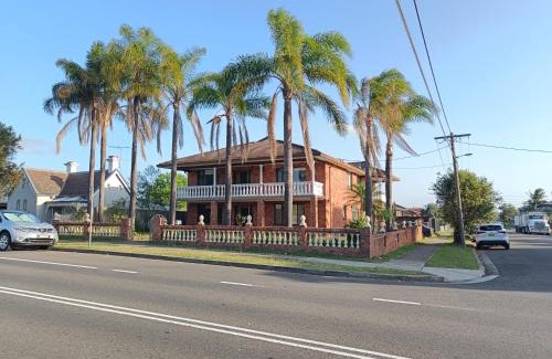 Merrylands Casa | Cozy Family Room with Private Bathroom in Spacious Home - M8