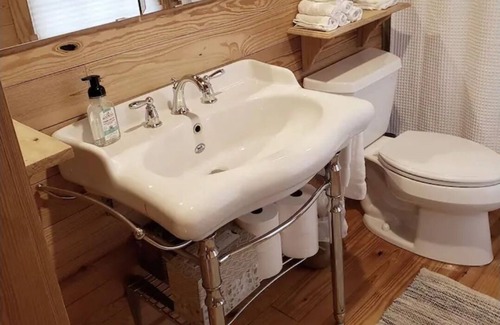 Leesburg Cabaña | Cozy Farm Cottage on secluded 14 acre farm on the outskirts of Leesburg
