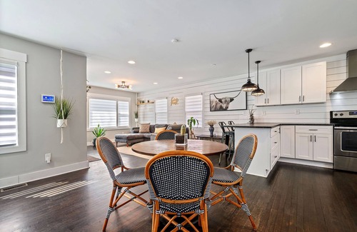 Candler-McAfee Casa | Cozy Farm House Near Downtown with Large Backyard