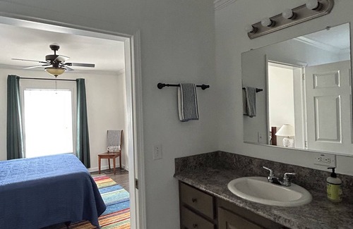 Germantown Casa | Cozy farm stay with mountain views!