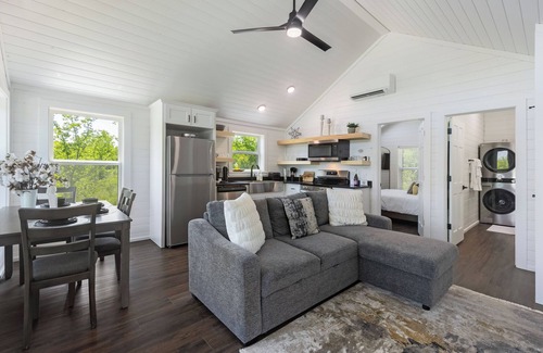 Klondike Cabina | Cozy Farmhouse-Cabin on a Private Lake