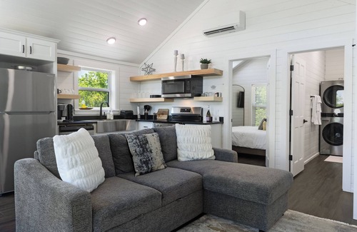 Klondike Cabina | Cozy Farmhouse-Cabin on a Private Lake