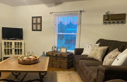 Zionville Otro | Cozy Farmhouse 🤍 Children's playhouse 🤍 Firepit and Stream you can fish in