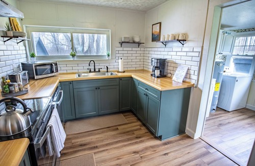 Hico Cabaña | Cozy Family Farmhouse Retreat -NRG! Hot Tub/ EV - LAST MIN DISCOUNT!