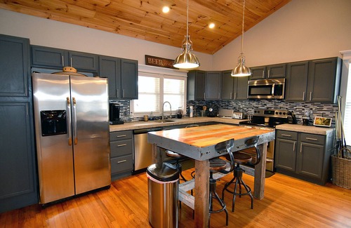 Marion Otro | Cozy farmhouse! Pool table, fire pit, minutes to Lake James, downtown Marion!