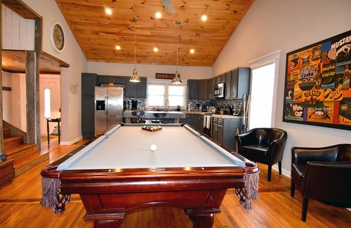 Marion Otro | Cozy farmhouse! Pool table, fire pit, minutes to Lake James, downtown Marion!