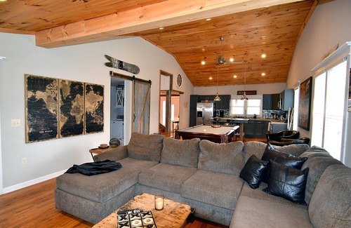 Marion Otro | Cozy farmhouse! Pool table, fire pit, minutes to Lake James, downtown Marion!