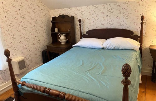 Rowe Otro | Cozy Farmhouse Retreat - Judy’s Room