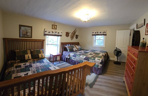 Cloverdale Otro | Cozy Farmhouse w/ short walk to a private lake