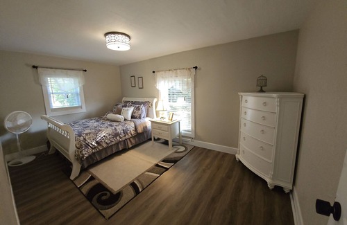Cloverdale Otro | Cozy Farmhouse w/ short walk to a private lake