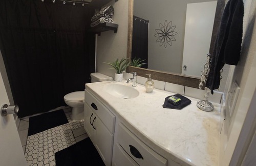 Cloverdale Otro | Cozy Farmhouse w/ short walk to a private lake