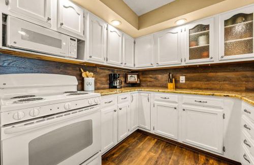 Gatlinburg - Pigeon Forge Apartamento | Cozy Fires & Mountain Views, Your Smoky Mountain Escape