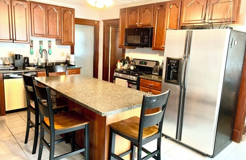 Chicopee Apartamento | Cozy First Floor Apartment. Located in a quiet neighborhood.