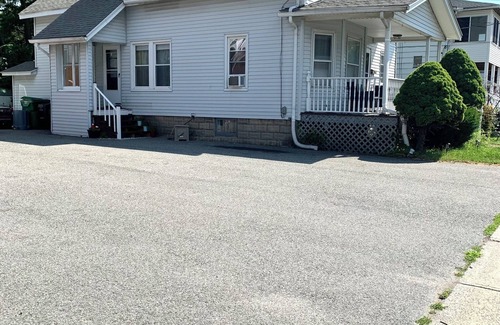 Chicopee Apartamento | Cozy First Floor Apartment. Located in a quiet neighborhood.