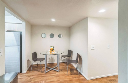 Harlow Apartamento | Cozy Flat Near Autzen + 2 Miles to Downtown!