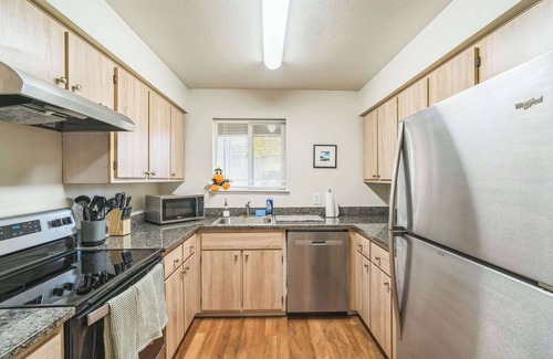Harlow Apartamento | Cozy Flat Near Autzen + 2 Miles to Downtown!