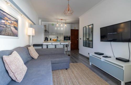 Areias de Sao Joao Apartamento | Cozy Flat near Oura Beach