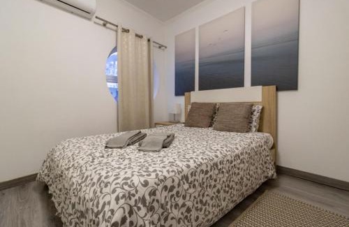 Areias de Sao Joao Apartamento | Cozy Flat near Oura Beach