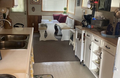 Bayview Cabina | Cozy Float House in Bayview Idaho