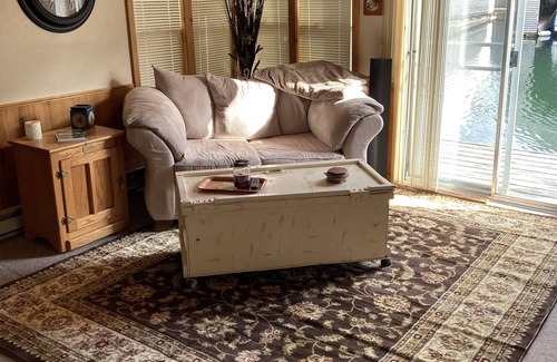 Bayview Cabina | Cozy Float House in Bayview Idaho