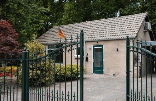 Luyksgestel Apartamento | Cozy Forest Cabin, Fenced Garden, Peace & Privacy