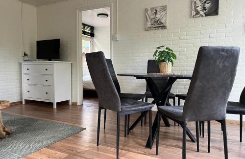 Luyksgestel Apartamento | Cozy Forest Cabin, Fenced Garden, Peace & Privacy