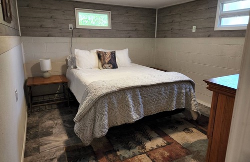 Garrison Cabina | Cozy Forest Earth Cabin with 96 acres of wildlife and hummingbird watching
