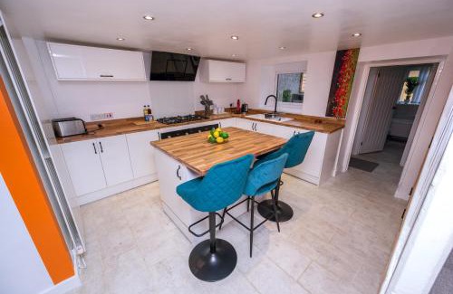 Port Talbot Casa | Cozy Forest Retreatlog Burnerdog Friendly
