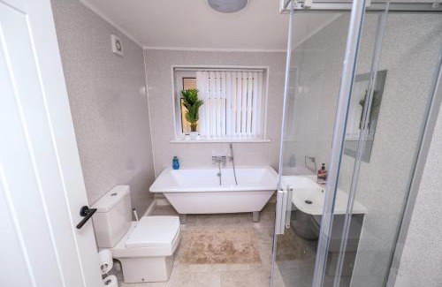 Port Talbot Casa | Cozy Forest Retreatlog Burnerdog Friendly