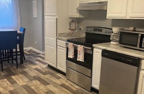 Westwood Casa | 🌟Cozy Four Bedroom Home Away From Home