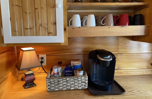 Jackman Cabina | Cozy four season cabin centrally located near the heart of downtown Jackman