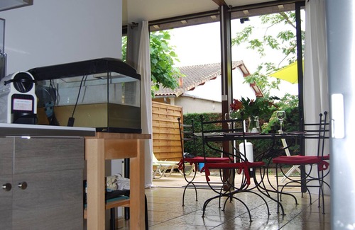 Saint-Sulpice-de-Faleyrens Cabaña | acogedor apartamento, cerrado parkink gratuito, WiFi, aire acondicionado, a 600 metros de Saint-Emilion