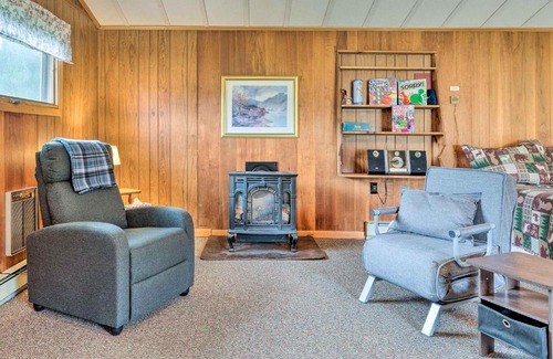 Franconia Casa | Cozy Franconia Cottage with Community Pool and Hot Tub
