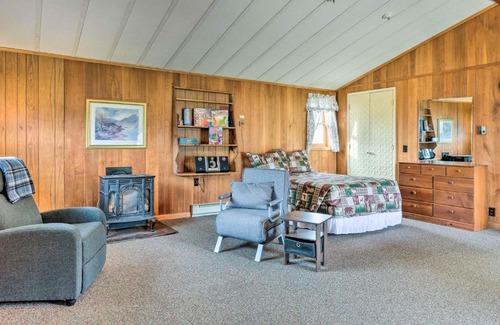 Franconia Casa | Cozy Franconia Cottage with Community Pool and Hot Tub