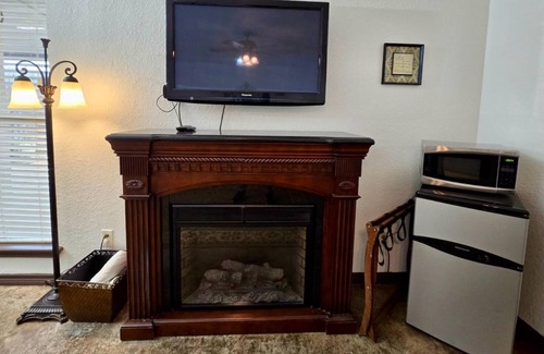 Fredericksburg Cabaña | Cozy Fredericksburg Retreat | Fire Pit & Wineries