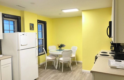 Seward Place Apartamento | Cozy French Pied a terre - Cama King, lavadora / secadora