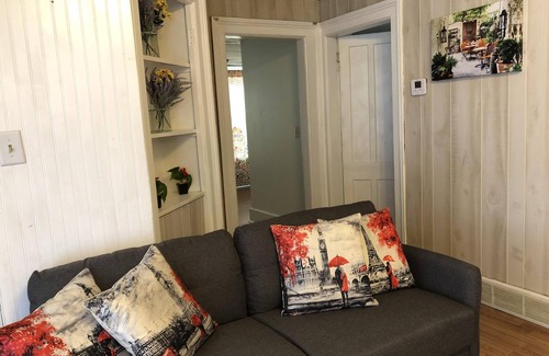 Seward Place Apartamento | Cozy French Pied a terre - Cama King, lavadora / secadora