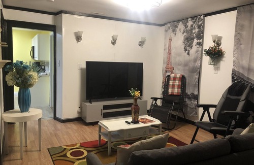 Seward Place Apartamento | Cozy French Pied a terre - Cama King, lavadora / secadora