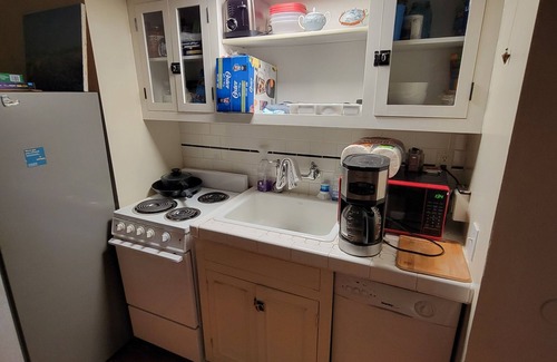 Pearl District Apartamento | Cozy, fully furnished studio located in the Historic empress building!