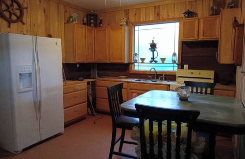 Eastpoint Cabina | Cozy & Fun Fisherman's Cabin close to Beaches and Forest. Pet Friendly!