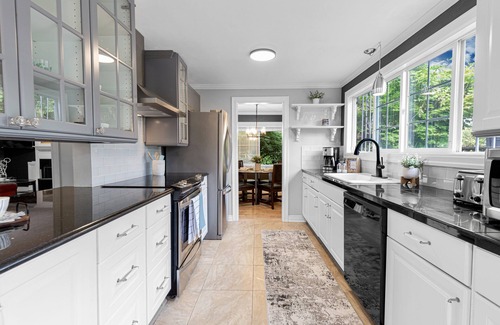 Lake Hills Casa | Cozy furnished 3-bedroom pet-friendly rambler in Bellevue