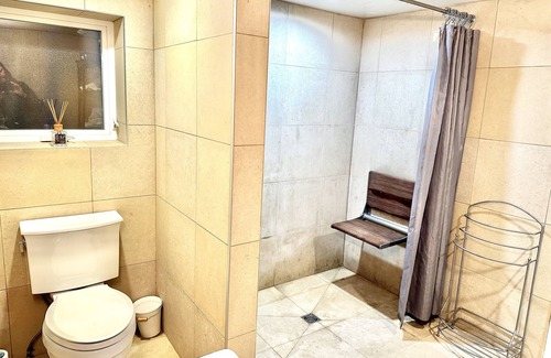 Grandview-Woodland Casa | Cozy Garden level suite with heated floors. 1 block off “The Drive”.
