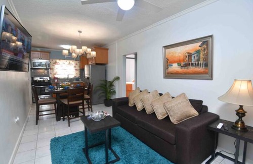 Eastwood Park Casa | Cozy Garden Suite near Sovereign On The Boulevard, Red Hills