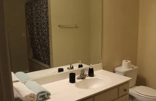 SoNo Condominio | Cozy Gated Condo - Between Midtown/Downtown Area